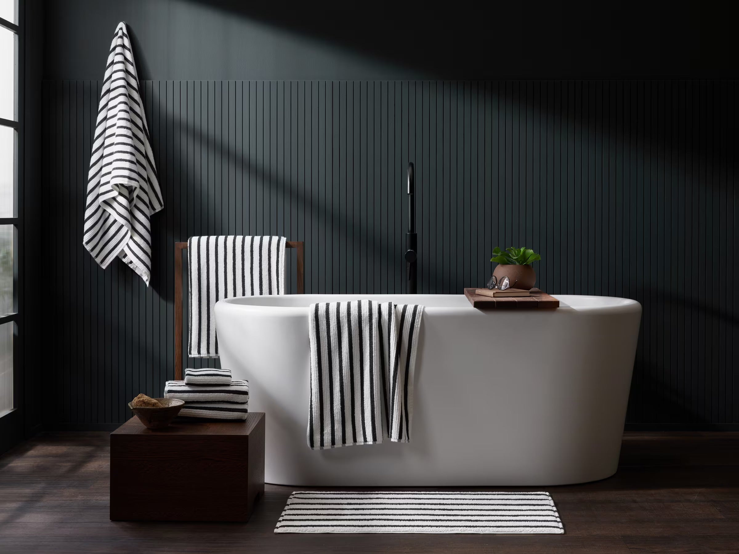 Organic Resort Stripe Tub Mat (Plaster with Soft Black)